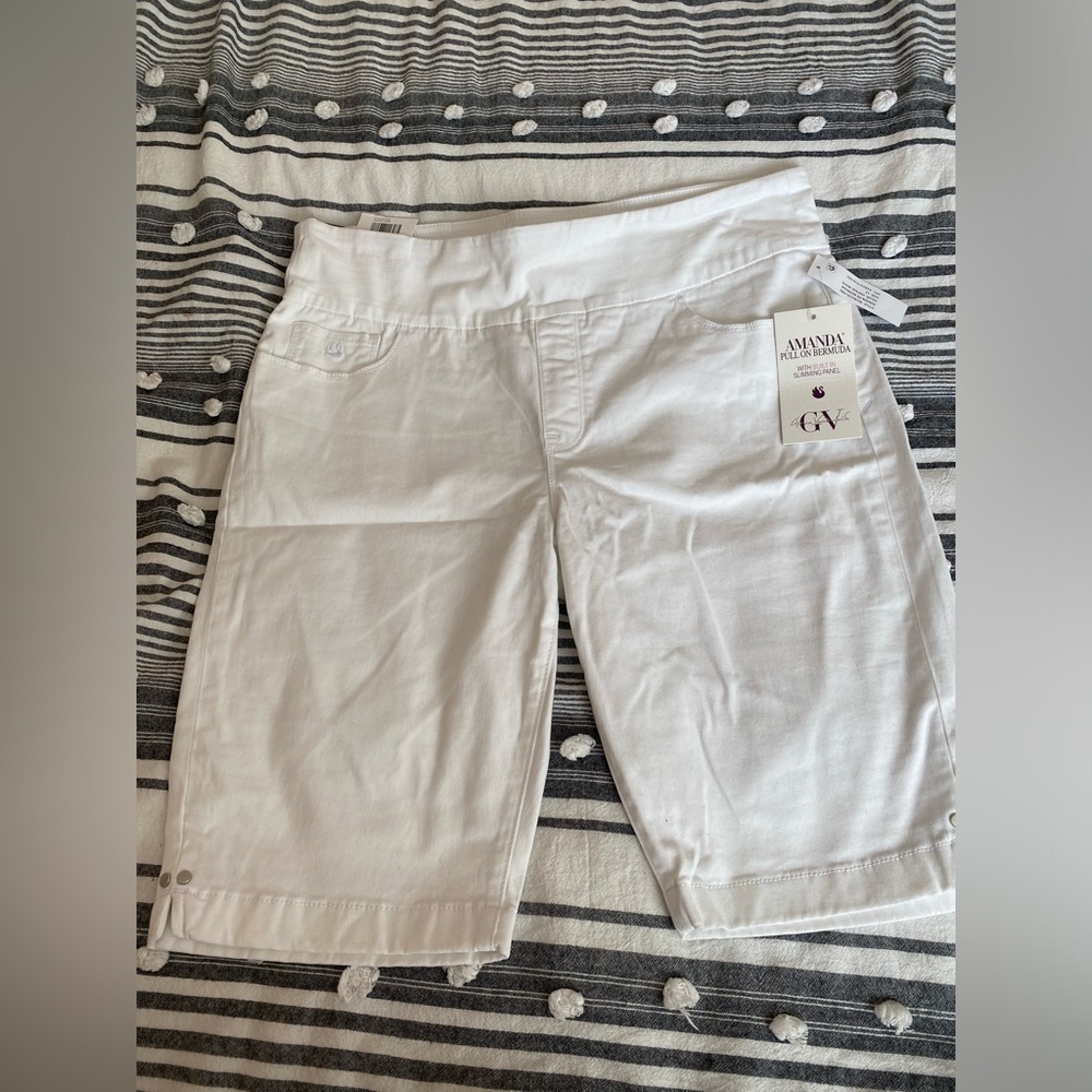 Amanda Pull on Bermuda Shorts in white
